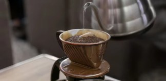 misturar um pouco de açúcar ao café em pó