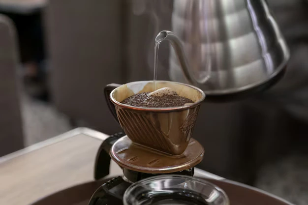 misturar um pouco de açúcar ao café em pó