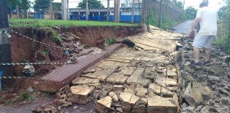 Choveu 40,8 mm em quase 7h; Muro e poste caíram