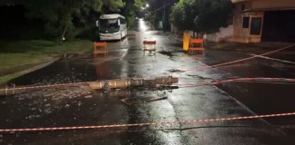 Poste caí em avenida do Aracy