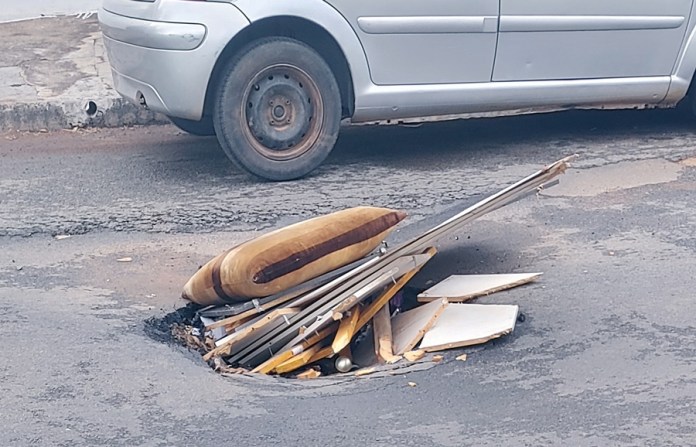 Moradora pede providências do SAAE no Presidente Collor Moradora pede providências do SAAE no Presidente Collor