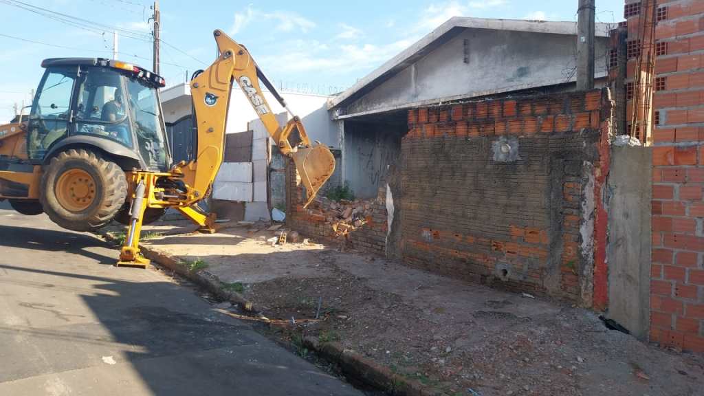 Casa abandonada foi demolida