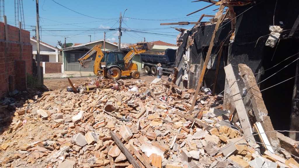 Casa abandonada foi demolida