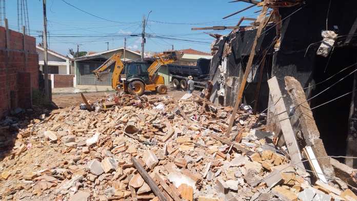 Casa abandonada foi demolida Casa abandonada foi demolida