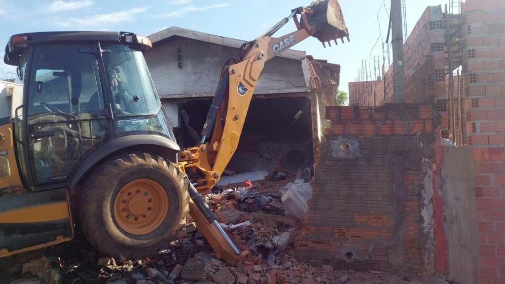 Casa abandonada foi demolida