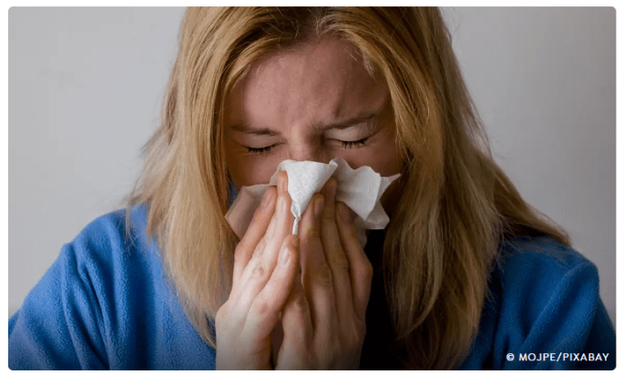 gripe Geralmente, pessoas infectadas pelo hMPV apresentam sintomas semelhantes aos do resfriado ou da gripe, incluindo tosse, febre, dor de garganta, nariz escorrendo ou entupido, dores no corpo e dor de cabeça.