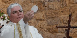 Todos em oração pelo Padre Carlos Alberto