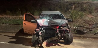 Carro fica destruído após acidente na Marginal