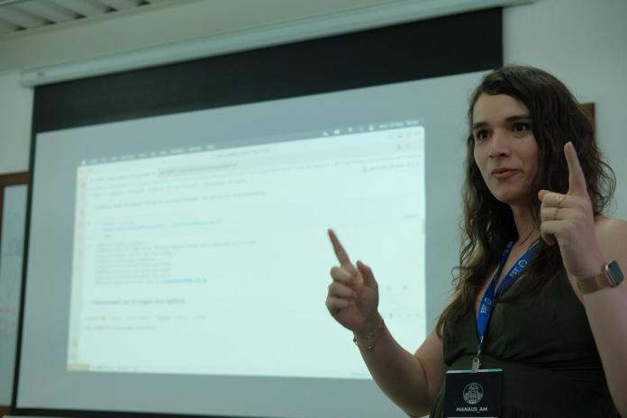 LEO4 “O processo foi desafiador, mas também uma oportunidade de consolidar tudo o que aprendi ao longo da minha trajetória”, afirma Leo sobre sua preparação para o concurso que a levou à docência no ICMC | Foto: Arquivo Pessoal