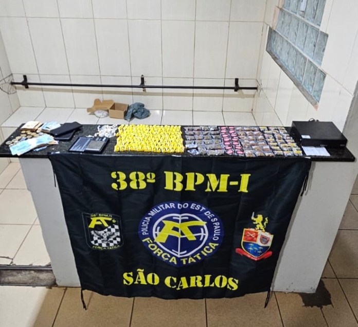 Força Tática e ROCAM prendem mulher por tráfico de drogas no Jardim Real em São Carlos Força Tática e ROCAM prendem mulher por tráfico de drogas no Jardim Real em São Carlos