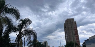 O céu fechado nesta terça, 18