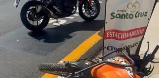 Colisão entre carro e moto na Avenida São Carlos 