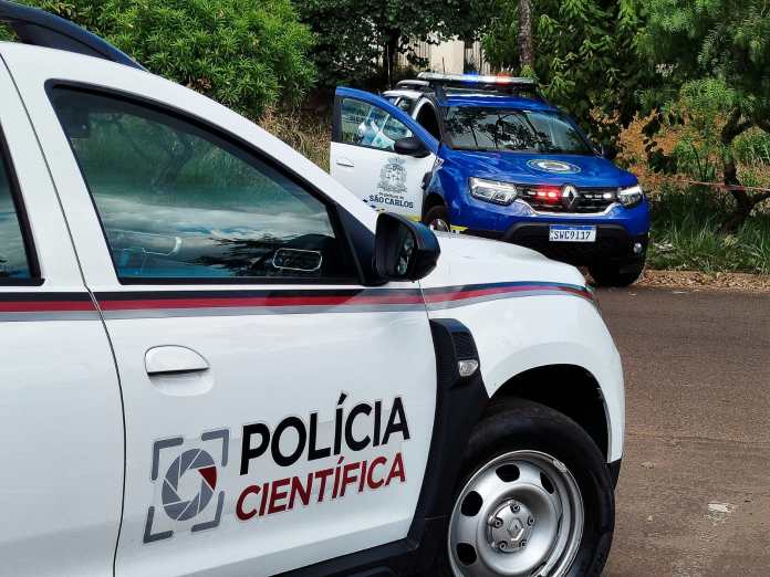GM e Polícia Científica no local onde homem foi encontrado GM e Polícia Científica no local onde homem foi encontrado