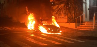 Carro pega fogo na Dom Pedro