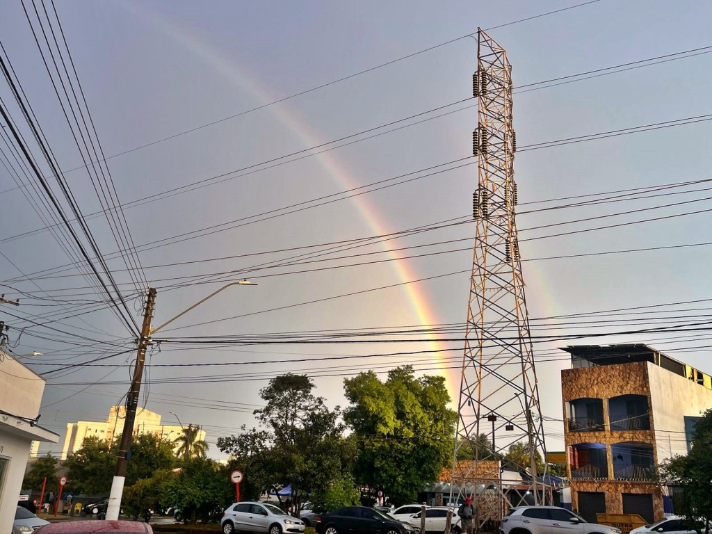 Arco-íris encanta moradores de São Carlos após tempestade no fim da tarde desta sexta-feira (25)