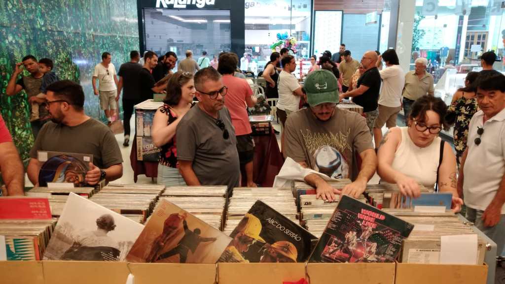 Feira de Discos Warlock reúne colecionadores e amantes da música no Shopping Iguatemi São Carlos