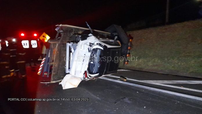 Acidente com caminhões e veículos na WL Acidente com caminhões e veículos na WL