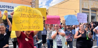 Servidores protestam contra Netto na frente da Câmara