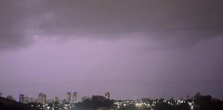 Espetáculo de raios no céu de São Carlos