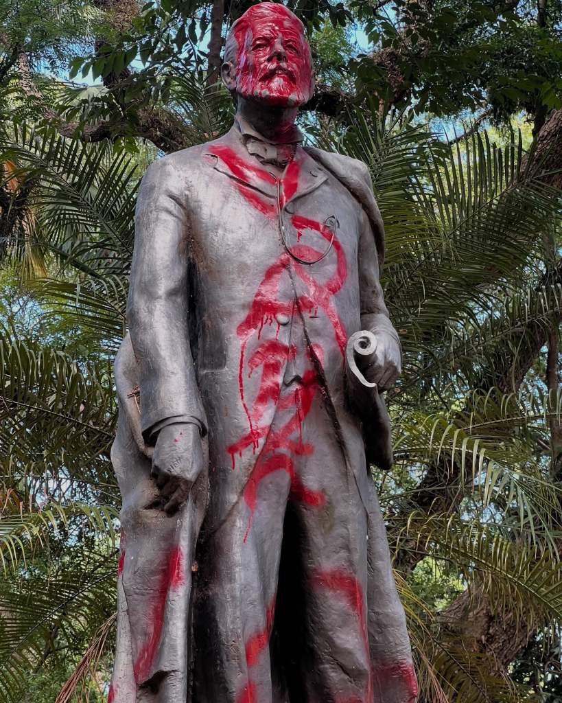 Estátua do Conde do Pinhal é alvo de vandalismo em São Carlos