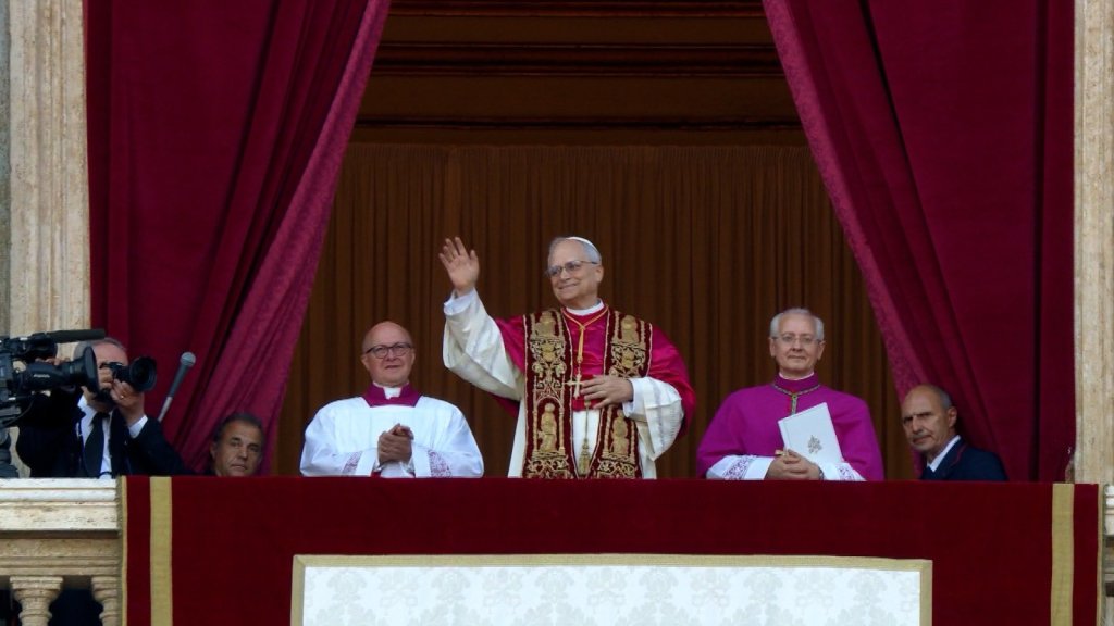 O cardeal norte-americano Robert Francis Prevost, de 69 anos, foi apresentado no início da tarde nesta quinta-feira (8) ao mundo como o 267º papa da Igreja