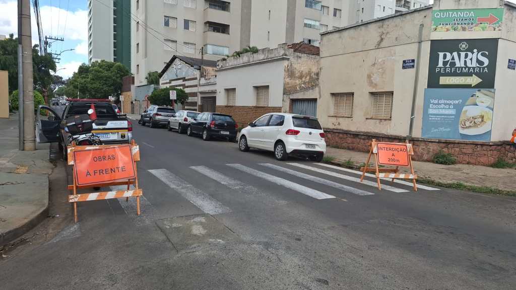 Postes: placas colocadas depois