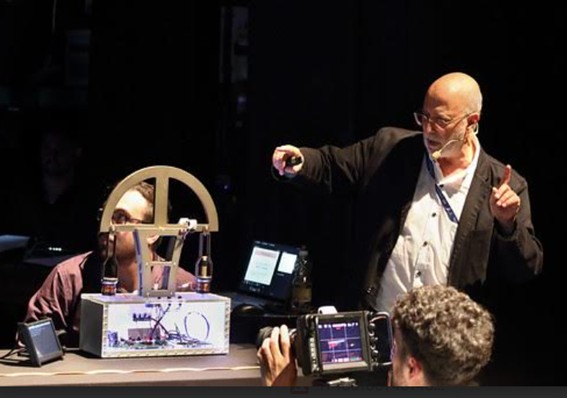 Bagnato e equipe fazendo demonstrações diversas e explicando os fenômenos quânticos de grande para o hom