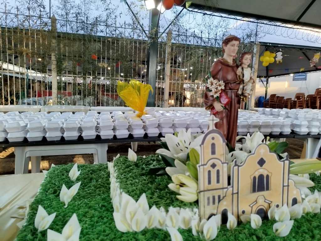 Santo Antonio e o tradicional bolo