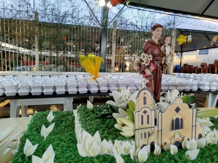 Santo Antonio e o tradicional bolo Santo Antonio e o tradicional bolo