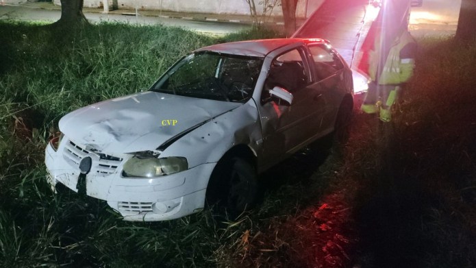 Acidente: Motorista fica levemente ferido após capotamento na SP-215, em São Carlos Acidente: Motorista fica levemente ferido após capotamento na SP-215, em São Carlos