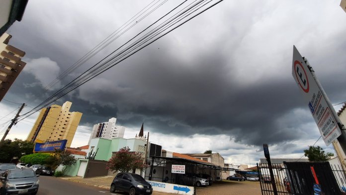 rua dom pedro chuva danilo valente Frente fria deve trazer chuva para São Carlos e prenunciar geada