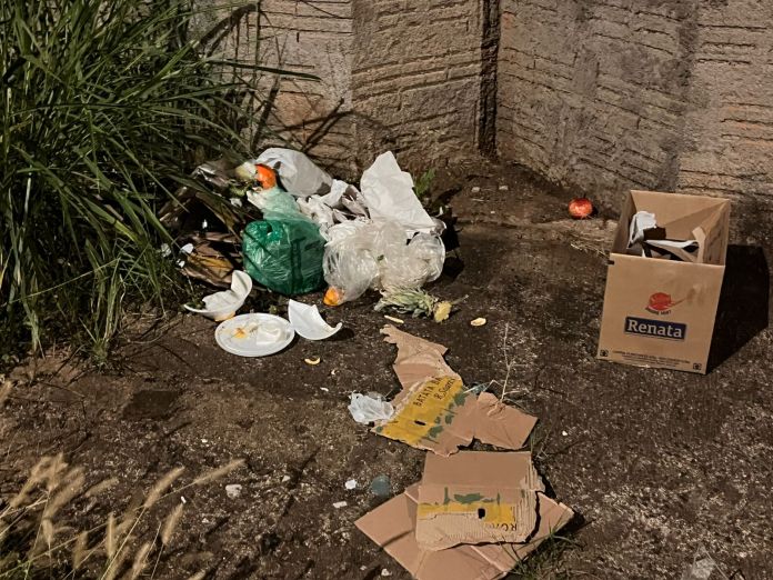 Arrombadores de lixo causam problemas em São Carlos Arrombadores de lixo causam problemas em São Carlos