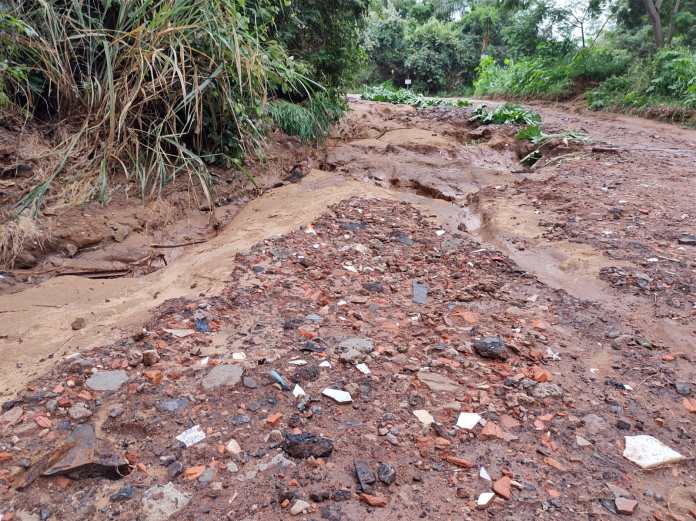 Ação civil: rua do Aracê depois de chuva
