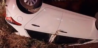 Carro capota após sair da SP 215