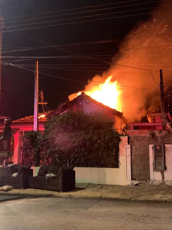 Casa foi destruída por incêndio Casa foi destruída por incêndio