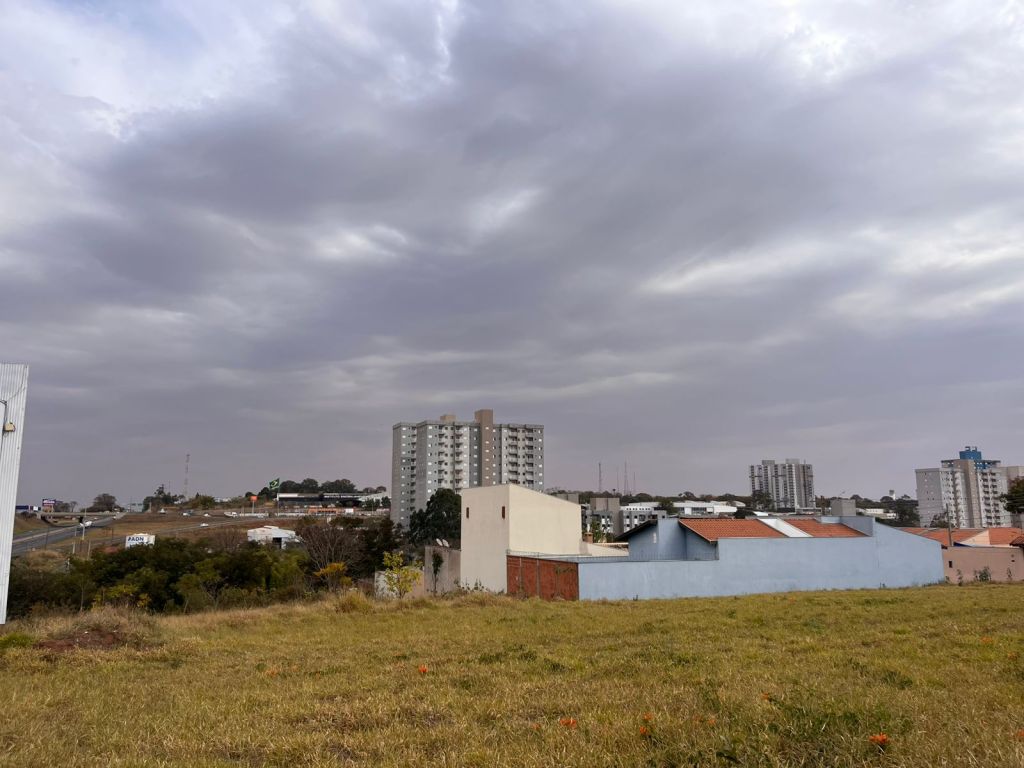 Chuva? Nuvem de poeira envolveu a cidade