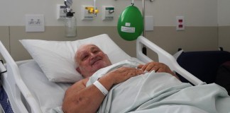 Paciente internado há mais de 10 dias na Santa Casa recebe festa surpresa e celebra a vida