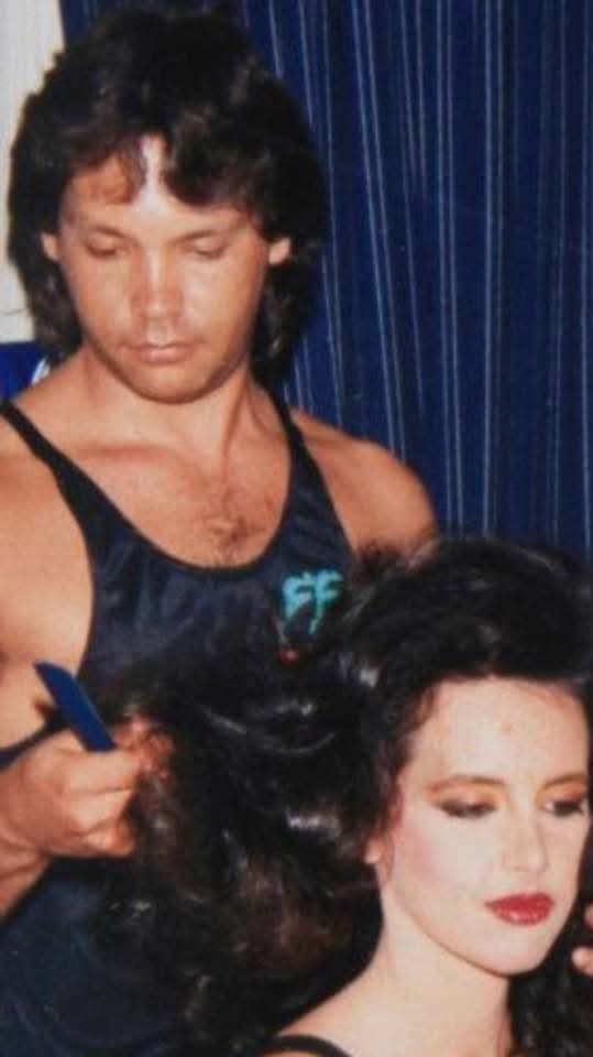 Waldo, o cabeleireiro das estrelas que transforma vidas