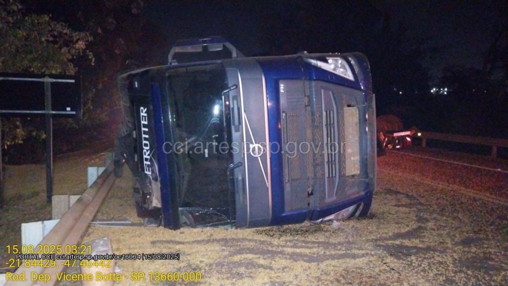 Carreta tomba na SP 215