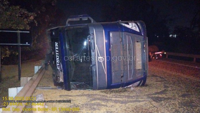 Carreta tomba na SP 215 Carreta tomba na SP 215