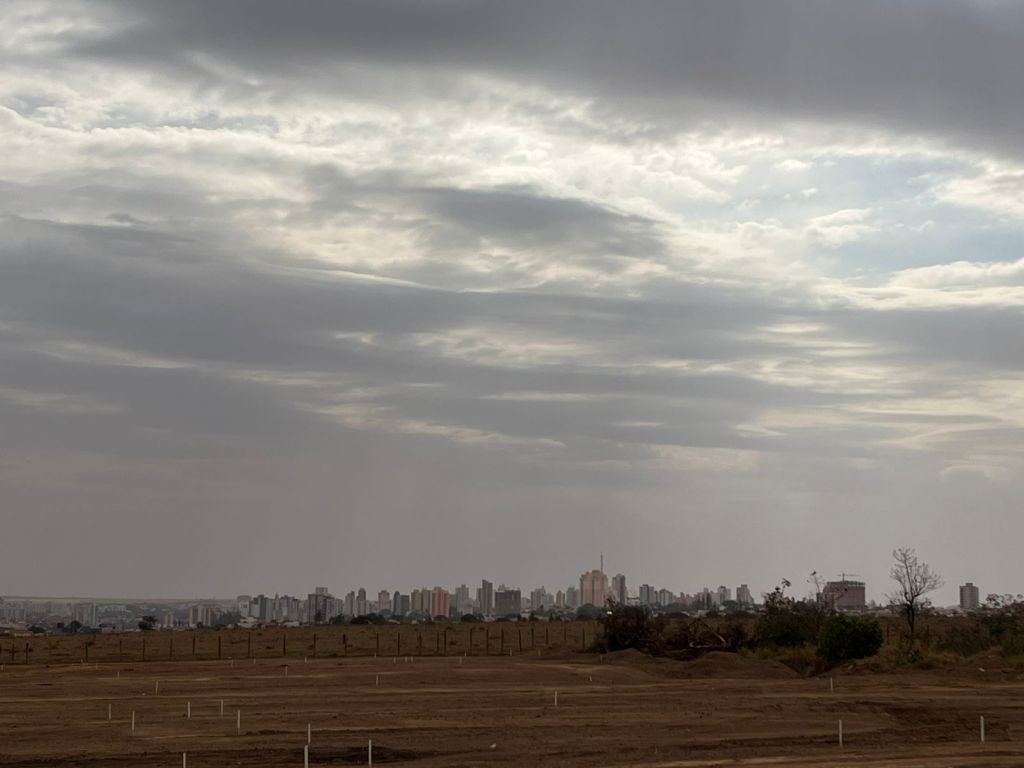 Chuva? Nuvem de poeira envolveu a cidade