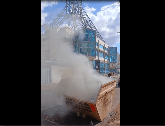 Mesmo com tempo seco, caçamba é incendiada perto do Hospital da Unimed Mesmo com tempo seco, caçamba é incendiada perto do Hospital da Unimed