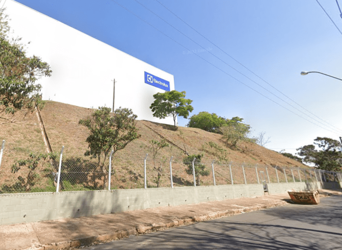 Trabalhadores da Electrolux aprovam aviso de greve em assembleia realizada neste domingo Trabalhadores da Electrolux aprovam aviso de greve em assembleia realizada neste domingo