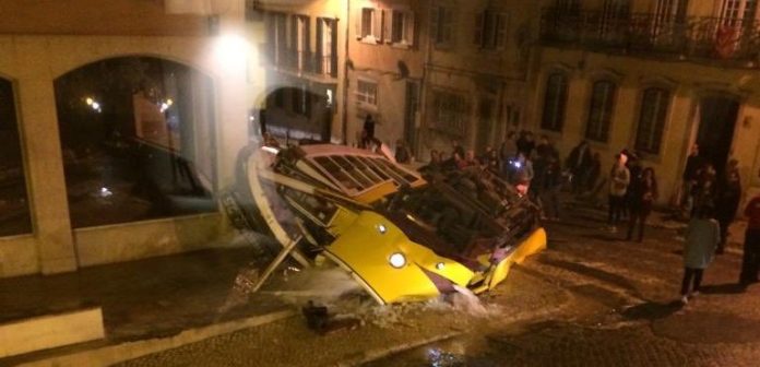 Acidente com bondinho mata 15 pessoas Acidente com bondinho mata 15 pessoas