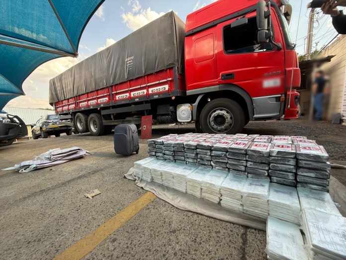 Caminhão transportava 400 kg de cocaína Caminhão transportava 400 kg de cocaína