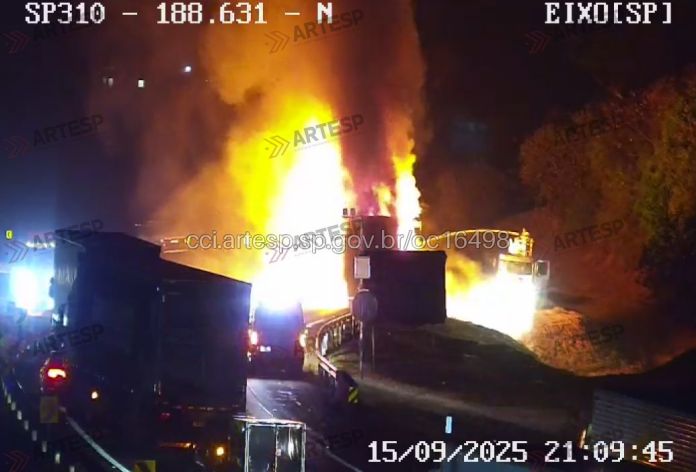 Carreta destruída por incêndio Carreta destruída por incêndio