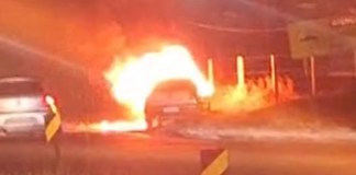 Carro é destruído por incêndio em rotatória no Parque Novo Mundo