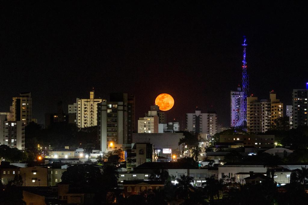 Lua de Sangue encanta moradores de São Carlos na noite desta segunda-feira (8)