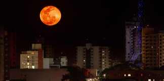 Lua de Sangue encanta moradores de São Carlos na noite desta segunda-feira (8)