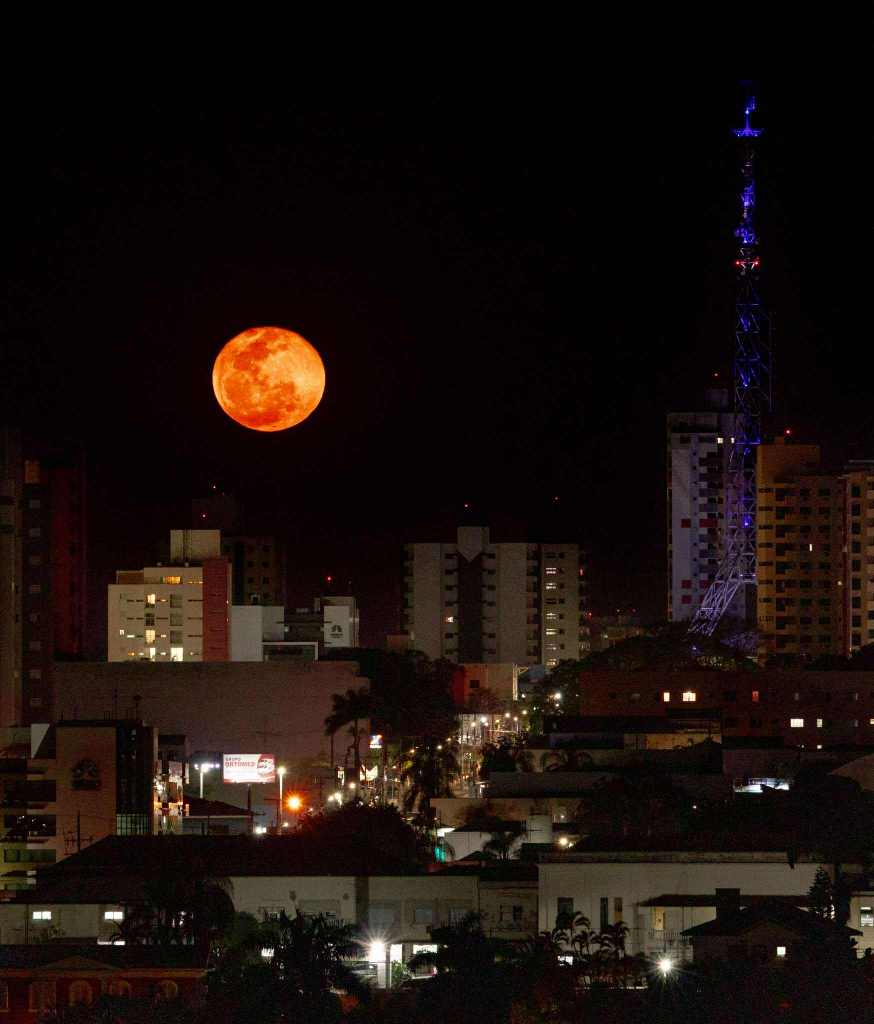 Lua de Sangue encanta moradores de São Carlos na noite desta segunda-feira (8)